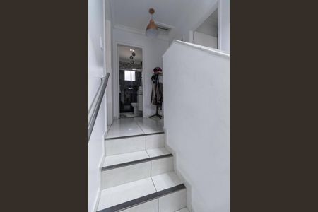 Casa de condomínio à venda com 81m², 3 quartos e 2 vagasEscada