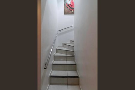 Casa de condomínio à venda com 81m², 3 quartos e 2 vagasEscada