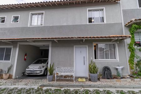 Casa de condomínio à venda com 81m², 3 quartos e 2 vagasFachada