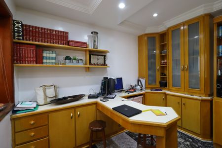 Casa à venda com 420m², 3 quartos e 8 vagasEscritório