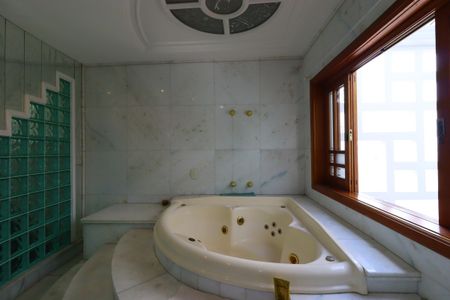 Casa à venda com 420m², 3 quartos e 8 vagasBanheira da Suíte 1