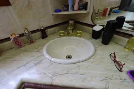 Casa à venda com 420m², 3 quartos e 8 vagasBanheira da Suíte 2