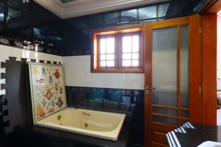 Casa à venda com 420m², 3 quartos e 8 vagasBanheiro da Suíte 2