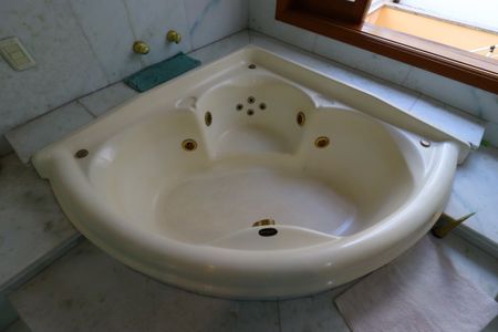 Casa à venda com 420m², 3 quartos e 8 vagasBanheira da Suíte 1
