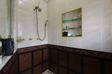 Casa à venda com 420m², 3 quartos e 8 vagasBanheira da Suíte 2