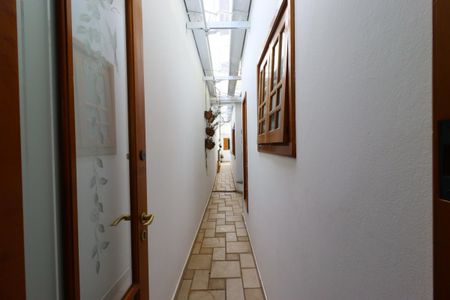 Casa à venda com 420m², 3 quartos e 8 vagasCorredor externo