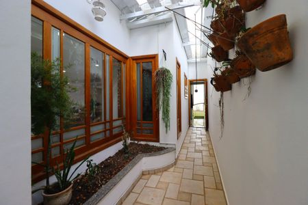 Casa à venda com 420m², 3 quartos e 8 vagasCorredor externo