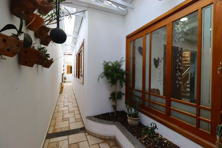 Casa à venda com 420m², 3 quartos e 8 vagasCorredor externo