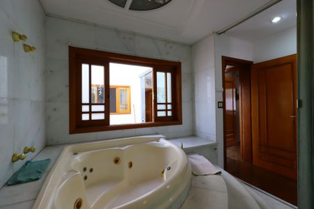 Casa à venda com 420m², 3 quartos e 8 vagasBanheira da Suíte 1