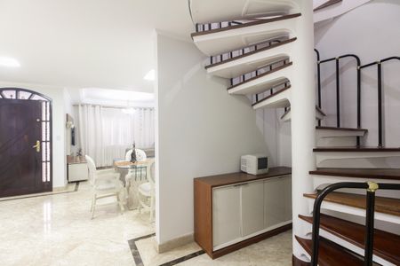 Casa à venda com 200m², 3 quartos e 4 vagas Casa à venda com 200m², 3 quartos e 4 vagasSala