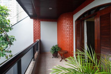 Casa à venda com 200m², 3 quartos e 4 vagas Casa à venda com 200m², 3 quartos e 4 vagasSuíte - Varanda