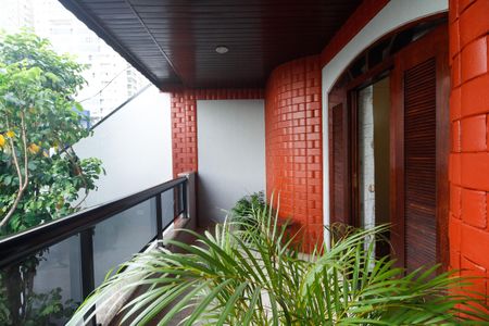 Casa à venda com 200m², 3 quartos e 4 vagas Casa à venda com 200m², 3 quartos e 4 vagasSuíte - Varanda