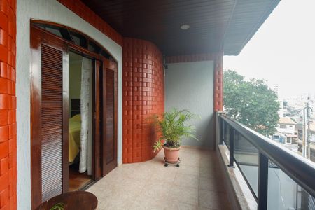 Casa à venda com 200m², 3 quartos e 4 vagas Casa à venda com 200m², 3 quartos e 4 vagasSuíte - Varanda