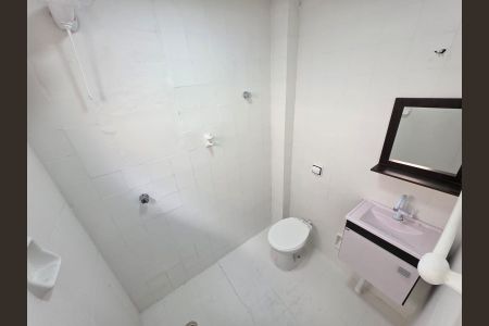 Banheiro de kitnet/studio para alugar com 1 quarto, 30m² em Cidade Ocian, Praia Grande