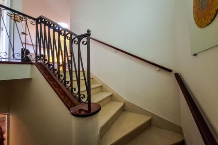 Casa para alugar com 240m², 4 quartos e 1 vaga Casa para alugar com 240m², 4 quartos e 1 vagaEscada