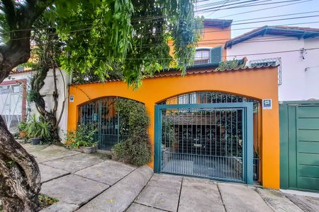 Casa para alugar com 240m², 4 quartos e 1 vaga Casa para alugar com 240m², 4 quartos e 1 vagaFachada