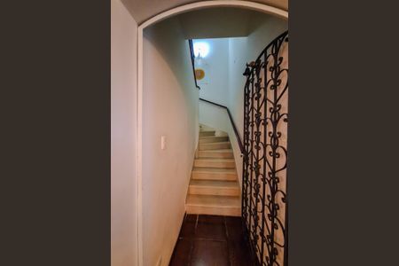 Casa para alugar com 240m², 4 quartos e 1 vaga Casa para alugar com 240m², 4 quartos e 1 vagaEscada