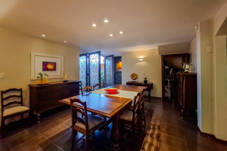 Casa para alugar com 240m², 4 quartos e 1 vaga Casa para alugar com 240m², 4 quartos e 1 vagaSala de Jantar