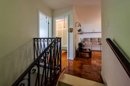 Casa para alugar com 240m², 4 quartos e 1 vaga Casa para alugar com 240m², 4 quartos e 1 vagaEscada