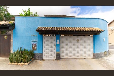 Casa à venda com 230m², 4 quartos e 4 vagas Casa à venda com 230m², 4 quartos e 4 vagasFachada