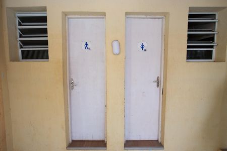 Casa de condomínio para alugar com 80m², 2 quartos e 1 vaga Casa de condomínio para alugar com 80m², 2 quartos e 1 vagaBanheiros do salão de festas