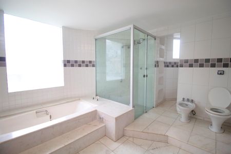 Casa à venda com 290m², 5 quartos e 2 vagasBanheiro da Suíte 1