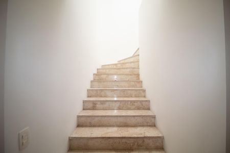 Casa à venda com 290m², 5 quartos e 2 vagasEscada