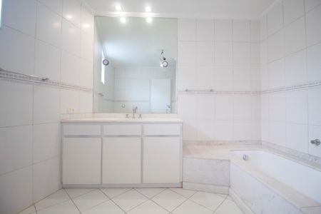 Casa à venda com 290m², 5 quartos e 2 vagasBanheiro da Suíte