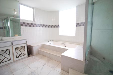 Casa à venda com 290m², 5 quartos e 2 vagasBanheiro da Suíte 1