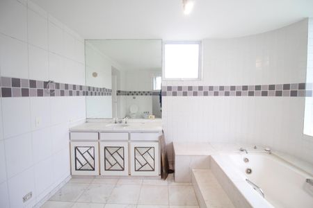 Casa à venda com 290m², 5 quartos e 2 vagasBanheiro da Suíte 1