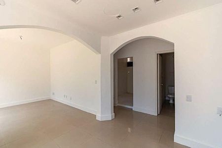 Casa para alugar com 216m², 4 quartos e 2 vagas