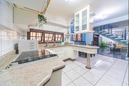 Casa à venda com 214m², 4 quartos e 2 vagas Casa à venda com 214m², 4 quartos e 2 vagasCozinha