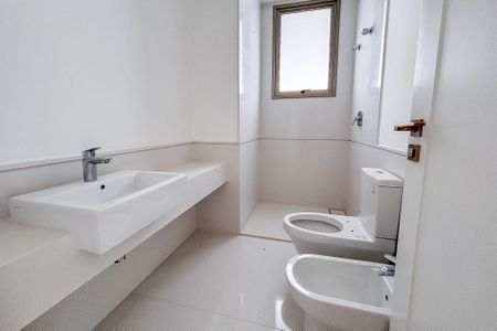 Apartamento à venda com 632m², 4 quartos e 7 vagas Apartamento à venda com 632m², 4 quartos e 7 vagasBanheiro da Suíte 1