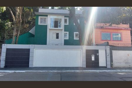 Casa de condomínio à venda com 240m², 3 quartos e 4 vagas