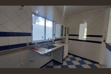 Casa de condomínio à venda com 240m², 3 quartos e 4 vagas
