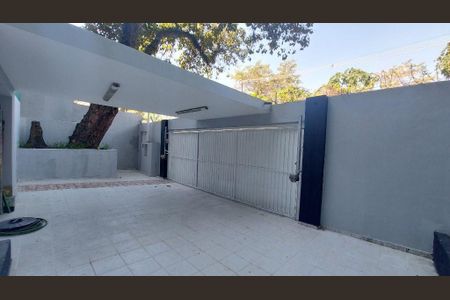 Casa de condomínio à venda com 240m², 3 quartos e 4 vagas