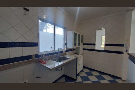 Casa de condomínio à venda com 240m², 3 quartos e 4 vagas