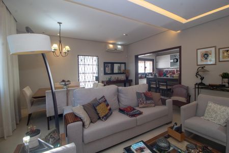 Casa à venda com 216m², 4 quartos e 4 vagasSala