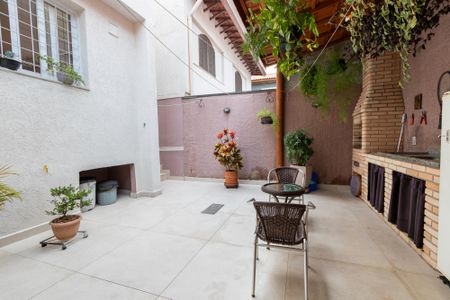 Casa à venda com 220m², 3 quartos e 2 vagasQuintal