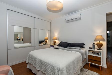 Casa à venda com 220m², 3 quartos e 2 vagasSuíte