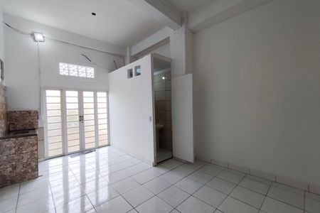 Casa para alugar com 30m², 1 quarto e sem vaga Casa para alugar com 30m², 1 quarto e sem vagaSala/Quarto