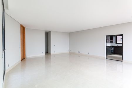 Casa à venda com 354m², 4 quartos e 8 vagasSala