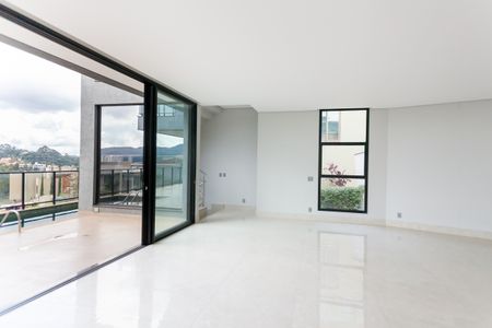 Casa à venda com 354m², 4 quartos e 8 vagasSala