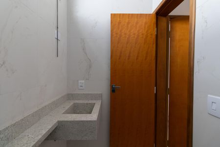 Casa à venda com 165m², 3 quartos e 3 vagasBanheiro Suíte 2