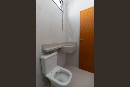 Casa à venda com 165m², 3 quartos e 3 vagasBanheiro Suíte 2