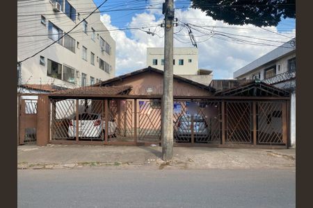Casa à venda com 89m², 3 quartos e 1 vaga Casa à venda com 89m², 3 quartos e 1 vagaFachada