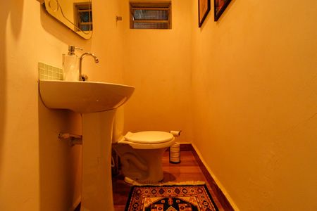 Casa à venda com 200m², 4 quartos e 2 vagas Casa à venda com 200m², 4 quartos e 2 vagasLavabo