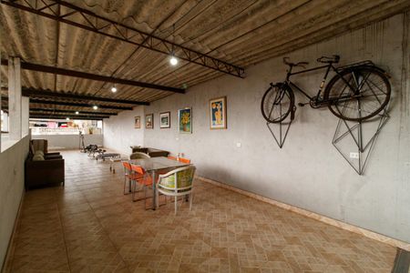 Casa à venda com 200m², 4 quartos e 2 vagas Casa à venda com 200m², 4 quartos e 2 vagasTerraço