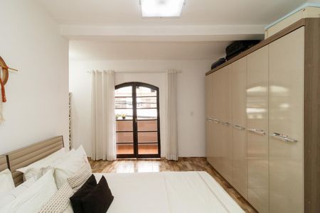 Casa à venda com 200m², 4 quartos e 2 vagas Casa à venda com 200m², 4 quartos e 2 vagasSuíte