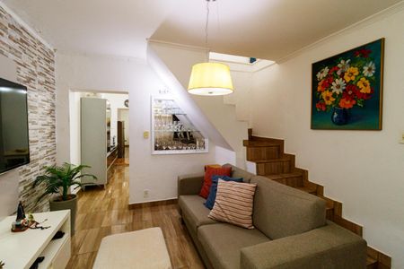 Casa à venda com 200m², 4 quartos e 2 vagas Casa à venda com 200m², 4 quartos e 2 vagasSala